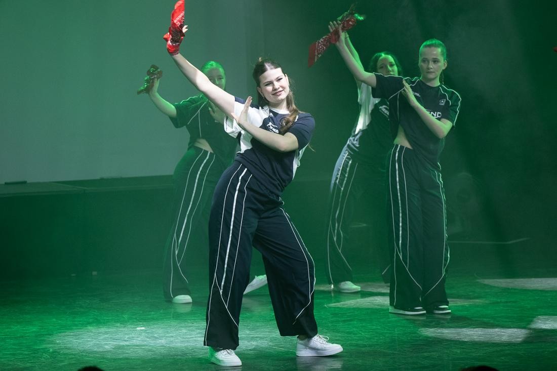 Jugendliche auf der Bühne