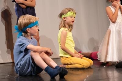 Junge beim Theaterspiel