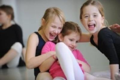 Lachende Mädchen beim Tanztraining