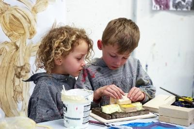 Kinder arbeiten an ihrem Kunstprojekt