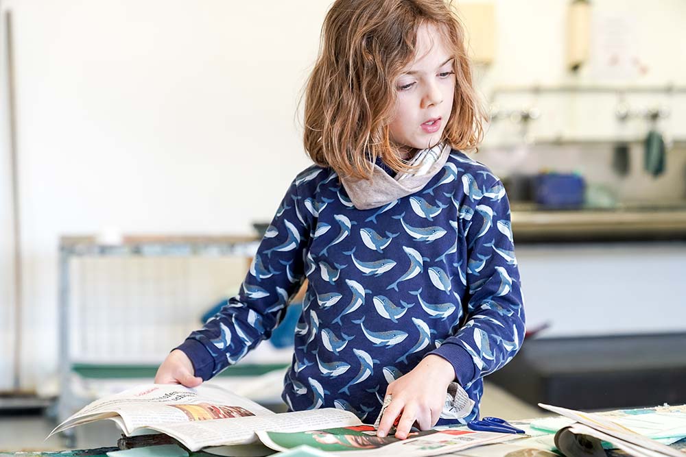 Mädchen bei der Arbeit im Atelier