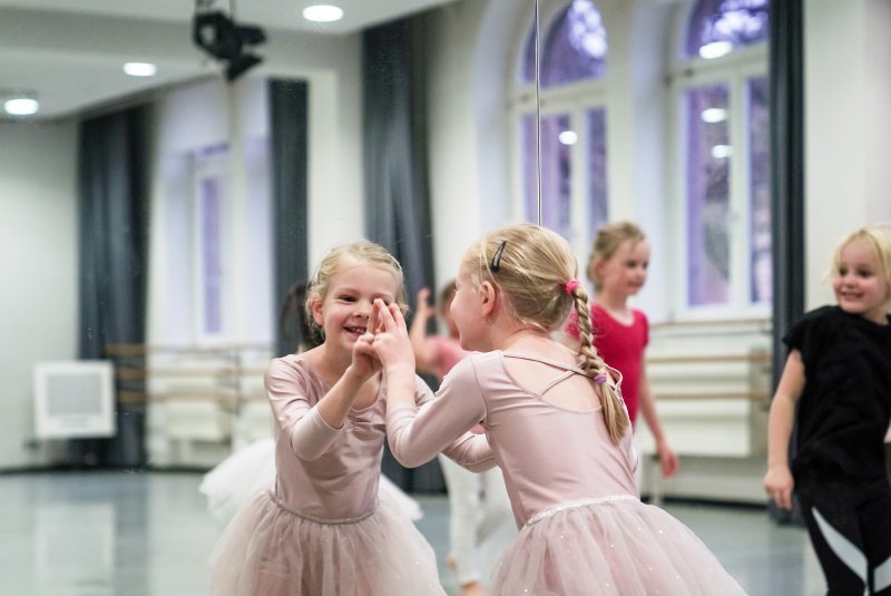 Kinder im Ballettsaal