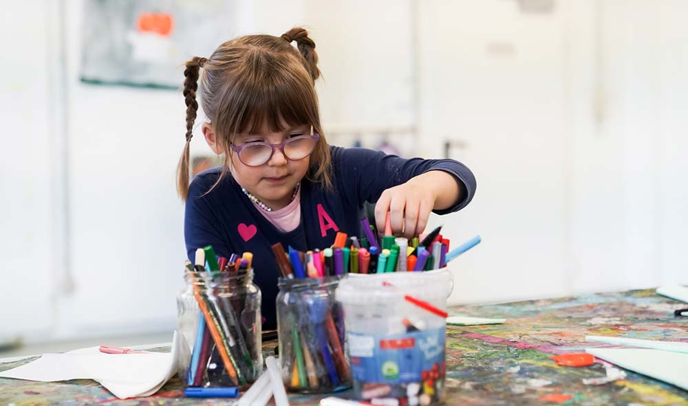 Mädchen bei der Arbeit im Atelier
